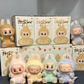 Miniatyrbillede 3 af 4: Popmart Labubu The Monsters Sit And Party Vinyl Blind Box Hjärtklappande Macaron & Duoduo Hænge Dekor Enkelt blind box