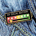 Miniatyrbillede 3 af 5: Social Battery Pin - Emalje Humør Pin Sjov Emalje Emotionel Pin 7 Dage Om Ugen Æstetisk Broche, 2 STK Firkantet (Sort, Hvid)