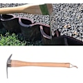 Miniatyrbillede 4 af 5: Have-tool til haven, pickaxe, lavet af træ med simpelt og fint håndværk