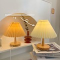 Pikkukuva 6 / 7: Retro-tyylisen Pleated-lampun yövalo, sateenvarjomainen sängynpäätyyn