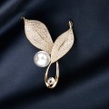 Miniatyrbilde 3 av 3: Brosje med overlappende blader, corsage, perleinnlagt, legering, for damer
