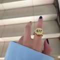 Miniatyrbilde 2 av 6: 1-pak BFF alfabet tegneserie åpen ring kvinnelig bestevenn liten rød bo