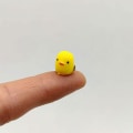 Miniatyrbillede 2 af 5: 20-pak med mos mikrolandskabsdekorationer Mini gule kyllinger