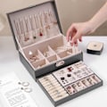 Miniatyrbillede 4 af 5: Original rektangulær to-lags læder smykkeskrin til rejser, med lås til ringe, øreringe og armbånd (grå