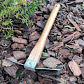 Miniatyrbillede 3 af 5: Have-tool til haven, pickaxe, lavet af træ med simpelt og fint håndværk