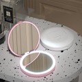 Pikkukuva 5 / 6: 1 kpl LED-valollinen matkakosmetiikkapeili, 2x suurennos, kompakti, kannettava käsilaukkuun, lompakkoon, taskuun, taittuva, kädessä pidettävä
