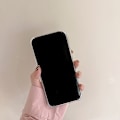 Miniatyrbild 4 av 7: Rosa spegelmobilfodral för iPhone 13 Fjärilsspegel (1 styck)