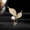 Miniatyrbilde 2 av 3: Brosje med overlappende blader, corsage, perleinnlagt, legering, for damer