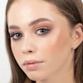 Pikkukuva 3 / 5: "Punastus - Makeup Revolution - Uudelleen ladattu - Ruohoselleri & Englanti kerma - Erittäin pigmentoitu puuteri - Vaaleanpunainen" Rabarber & vaniljsås