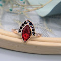 Miniatyrbillede 3 af 4: 2 stk/sæt Rhinestone Retro Par Ringe Legering Rød Prismatisk Faux Krystal Finger Ringe Charm smykker US 7