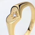 Miniatyrbillede 2 af 4: Kvinder Ring Rhinestone Indlagt Ikke-fading Legering Glat Kærlighed Finger Ring til fødselsdag Golden US 8