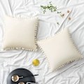 Miniatyrbild 1 av 5: Paket med 2 Sammets-kuddfodral Pompom Dekorativa örngott Solida mjuka kuddfodral Med Poms Fyrkantig För Soffa Soffa Sovrum Bil 18x18tum Da 24 x24 Cream White