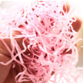 Miniatyrbild 2 av 5: Strimlat mjukpapper, Raffia Hamper Strimla presentfyllning Red 100g