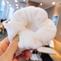 Miniatyrbilde 1 av 5: Plysj hår Scrunchies pannebånd Elastisk Nydelig hårbånd Myk hårvennlig hestehaleholder for jenter White