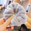 Miniatyrbilde 1 av 5: Plysj hår Scrunchies pannebånd Elastisk Nydelig hårbånd Myk hårvennlig hestehaleholder for jenter Gray