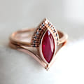 Miniatyrbillede 4 af 4: 2 stk/sæt Rhinestone Retro Par Ringe Legering Rød Prismatisk Faux Krystal Finger Ringe Charm smykker US 5
