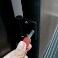 Miniatyrbilde 5 av 5: Universal kryssnøkkel, praktisk 4-veis multifunksjonsnøkkel, sølv nøkkelskapnøkkel, brukes til vann og elektrisitet.