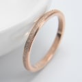 Miniatyrbilde 5 av 5: Menn Kvinner Frosted Titanium Stål Band Finger Ring Bryllup Forslag Smykker Gift Rose Golden US 3