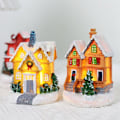 Miniatyrbilde 2 av 3: Lysende og anime julelandsby, ledet miniatyr julelandsbyhus, julelandsbydekorasjon, farget harpiks