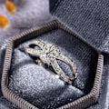 Miniatyrbilde 3 av 4: Kvinner Ring vridd bowknot form Rhinestone innlagt legering uthult fingerring til jubileum US 7