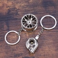 Miniatyrbillede 2 af 2: 2-i-1 Car Hub Turbolader Nøglering Holdbar Cool Zink Legering Mode Bil Nøglering Kreativ Gave Dekoration Pung Taske Pendant