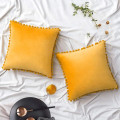 Miniatyrbillede 1 af 5: Pakke med 2 fløjlspudebetræk Pompom dekorative pudebetræk Solid blødt pudebetræk med poms Firkantet til sofa Sofa Soveværelse Bil 18x18inch Da 22 x22 Mustard Yellow