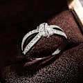 Miniatyrbilde 4 av 5: Kvinner Ring vridd bowknot form Rhinestone innlagt legering uthult fingerring til jubileum US 9