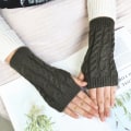 Pikkukuva 1 / 3: Käsivarsien lämmittimet neulotut, sormettomat ja lyhyet - [20 cm] - Käsineet Dark Grey