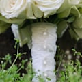 Pikkukuva 6 / 7: Rintaneula, kukkaneula, pisarakoriste, helmi, hääkimppu, valkoinen, suora neula, askarteluun, korujen valmistukseen, ompeluun, hääkukkaan White