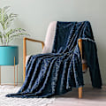 Miniatyrbillede 2 af 5: Flannel Fleece Pledd, 127x178 Cm Sofa Pledd, Blød Jacquard Vævet Bladmønster Pledd Til Sofa, Blå Marine Pledd