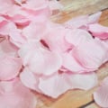 Miniatyrbilde 4 av 7: 2000 stk rosa roseblader for soverom, kunstige roseblomster, smakløse emulerings silke roseblader for romantiske scener bryllupsdag, Pink