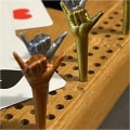 Miniatyrbillede 1 af 2: 9 sjove cribbage-pinde, 3 farver harpiks cribbage-pinde, cribbage-brætpinde passer til 1/8 huller til cribbage traditionelt brætspil[HK] Hang Ten