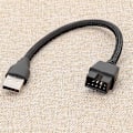 Pikkukuva 3 / 5: Emolevyn sisäinen datan jatkokaapeli yhdistää USB A -laitteet 9-nastaiseen USB-urosliittimeen [HK]