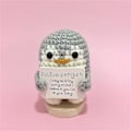 Miniatyrbild 3 av 5: HK  Handgjord pingvinfigur stickad docka leende positiva vibbar emotionellt stöd heminredning inspirerande gåvor Grey