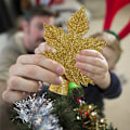 Miniatyrbillede 7 af 10: Jultræstop med LED-lys - Smuk roterende snefnugsprojektor til hjemmet - Guld Gold EU