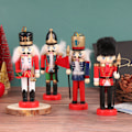 Miniatyrbilde 1 av 5: 1. 13 cm nøtteknekkerdukke soldat juledekor anheng hjem tilfeldig farge 1 stk