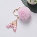 Miniatyrbillede 1 af 8: e Nøglering Rosa Pompom Kugle Nøglering med 26 bogstaver Resin Nøgleringe A