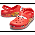 Miniatyrbild 2 av 5: Crocs Lightning McQueen-Lightning McQueens hus utomhus med tofflor/ 40