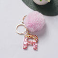 Miniatyrbillede 8 af 8: e Nøglering Rosa Pompom Kugle Nøglering med 26 bogstaver Resin Nøgleringe V