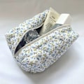 Miniatyrbild 1 av 4: Blommig fluffig vadderad kosmetisk väska stor resväska blå blue