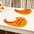 Miniatyrbild 3 av 5: Set med 6 runda bordstabletter (orange) 13x11 cm i läder och underlägg N