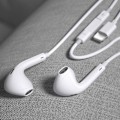 Miniatyrbild 2 av 5: iPhone-kompatibla hörlurar med Lightning-kontakt, främst för modellerna iPhone7/7Plus/8/8Plus/X/XS/XSmax/Xr/11/11Pro/11Pro max - Vit