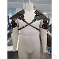 Pikkukuva 1 / 5: Keskiaikainen viikinki Larp Warrior Chest Shoulder Gladiator Armor Steampunk Gothic Knight Spaulder Set Nahkainen Cosplay Rintapanssari Musta olkapää Black shoulder One size