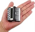 Miniatyr trekkspill med etui, kopi av mini musikkinstrument, samleobjekt