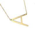 Miniatyrbild 3 av 4: Halsband med stort initialhänge i guldpläterat rostfritt stål D