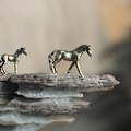 Miniatyrbild 4 av 8: Antika mässing massiv lång svans hästfigurer miniatyrer B