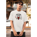 Miniatyrbild 5 av 5: Vit T-shirt inspirerad av Stranger things Hellfire logo 140cl