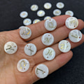 Pikkukuva 4 / 6: 26 kpl Natural Makean veden Shell Charms Letter A-Z Aakkoset
