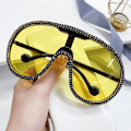 Pikkukuva 1 / 10: Rhinestone aurinkolasit Ylisuuret sävyt MUSTA-KELTAINEN MUSTA-KELTAINEN Black-Yellow