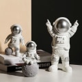 Pikkukuva 9 / 10: Astronauttihahmot Avaruusmies Kuu Veistos Koriste D D D